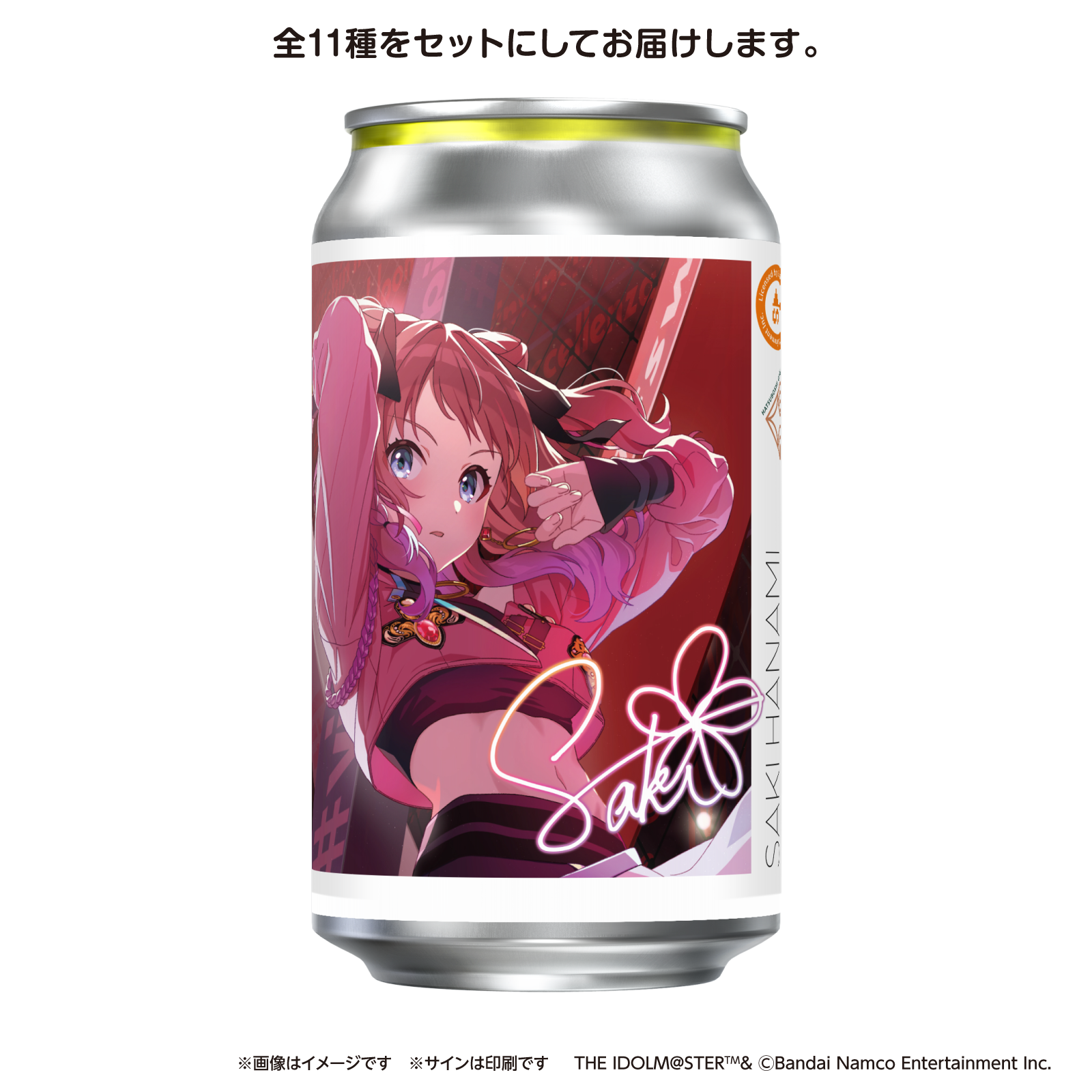ピンク髪でウィンクするSAKIが描かれた学園アイドルマスターラベル缶。赤系カラーとサイン入りデザインが特徴